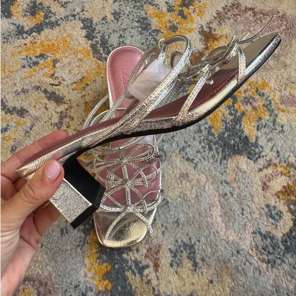 Lisa Says Gah Carrie Bow Sandals - Picture 7 of 9